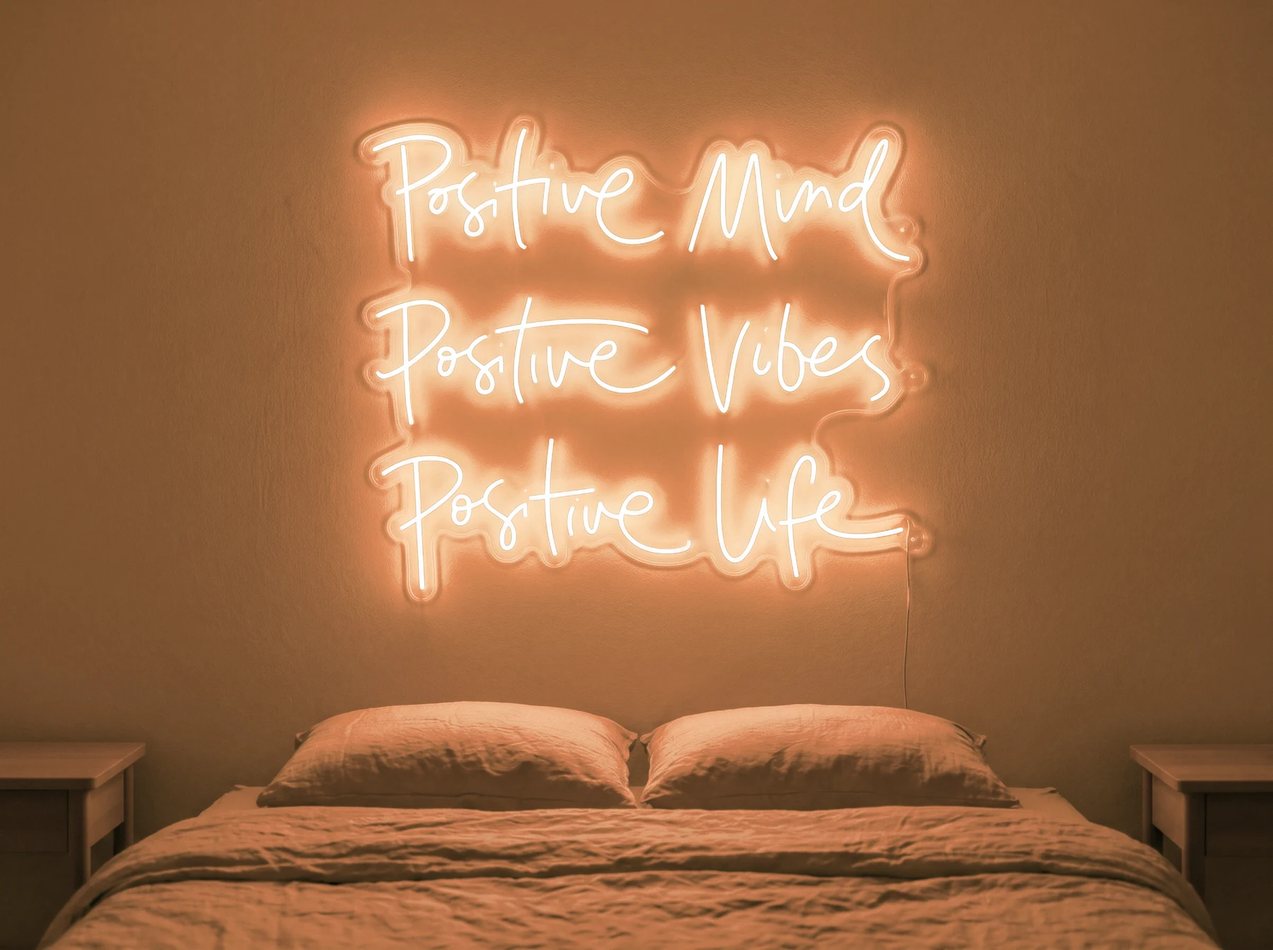 Neonskylt «Positive Mind, Vibes, Life» i orange LED-neon, monterad på vägg