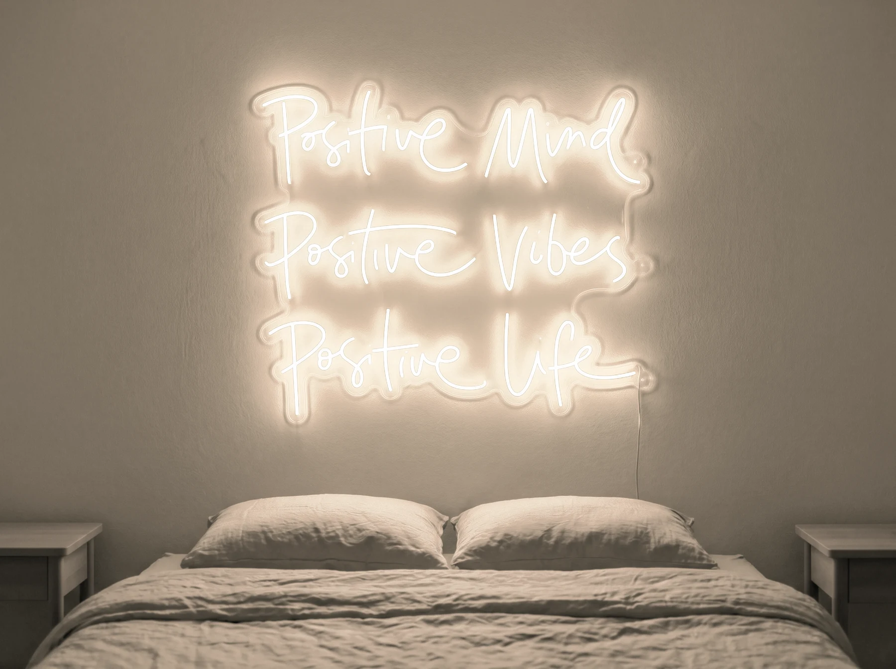 Neonskylt «Positive Mind, Vibes, Life» i varmvit LED-neon, monterad på vägg