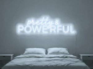 Neonskylt «Pretty And Powerful» i iskall vit LED-neon, monterad på vägg