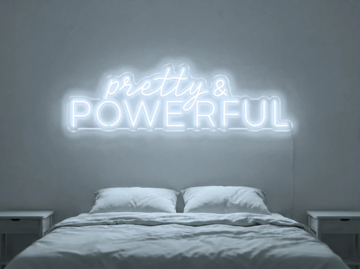 Neonskylt «Pretty And Powerful» i iskall vit LED-neon, monterad på vägg
