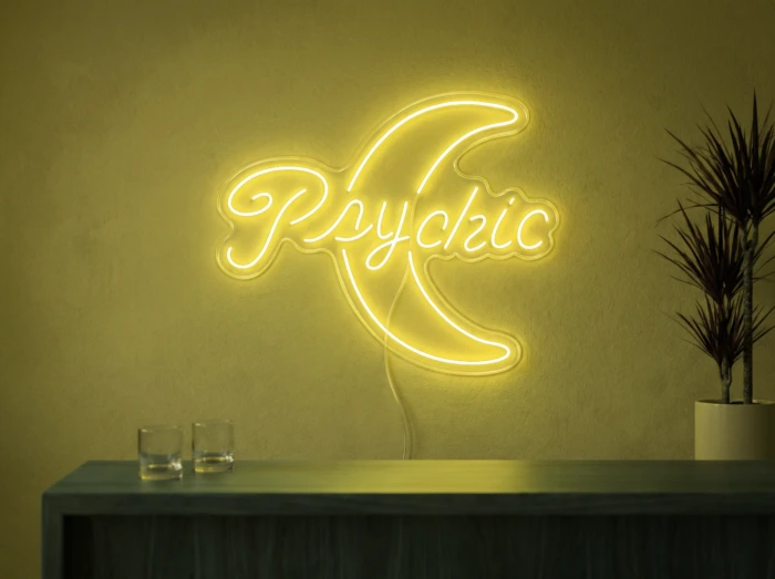 Neonskylt «Psychic» i gul LED-neon, monterad på vägg