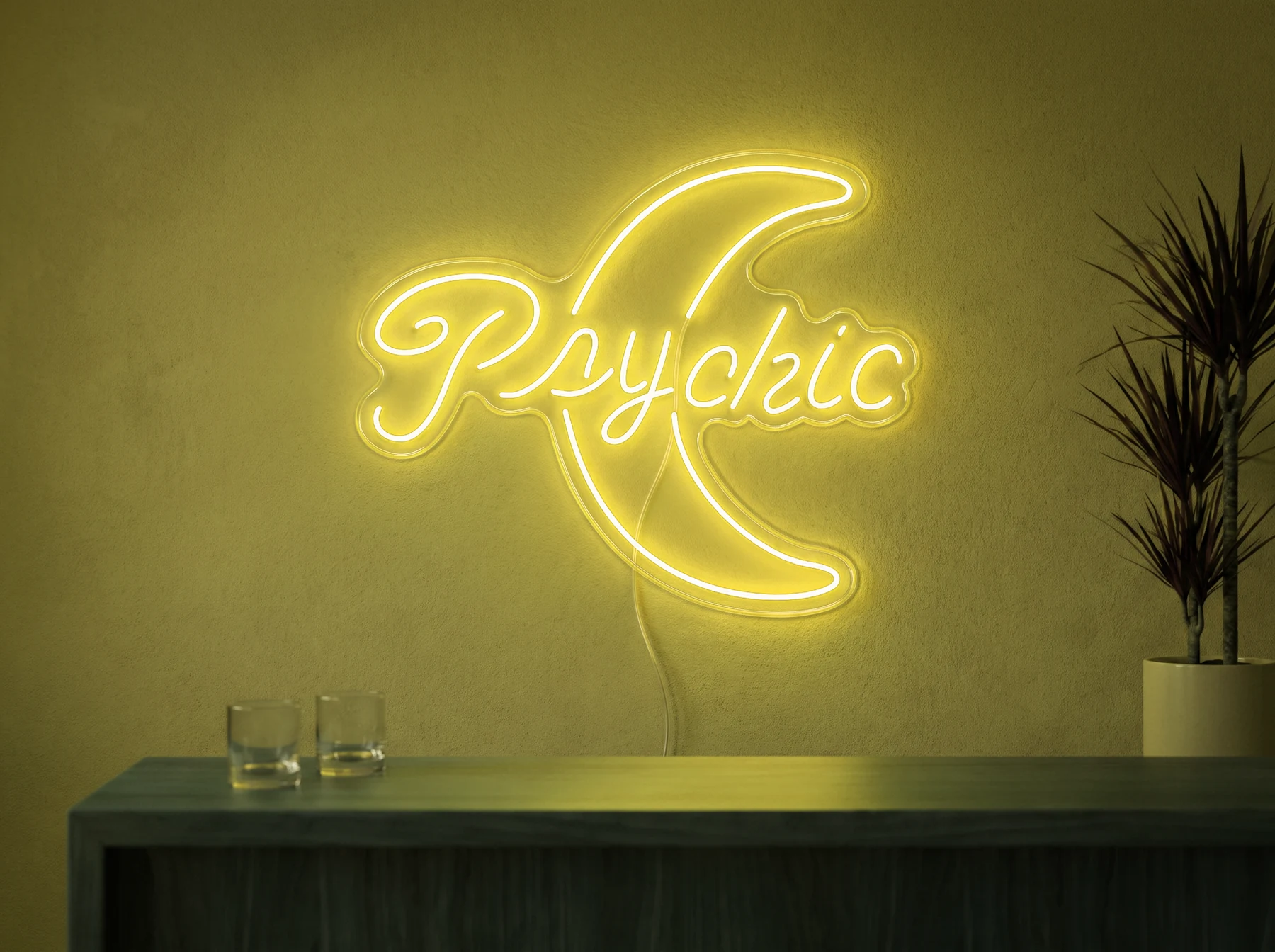 Neonskylt «Psychic» i gul LED-neon, monterad på vägg