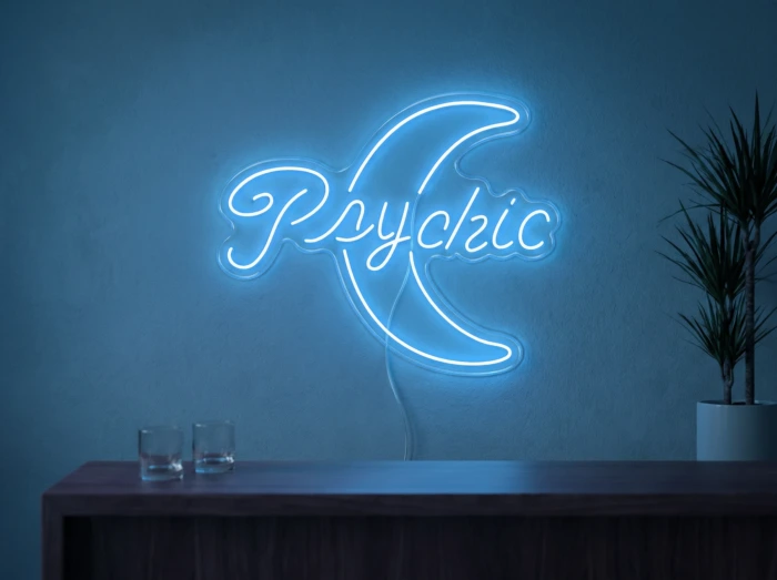 Neonskylt «Psychic» i isblå LED-neon, monterad på vägg