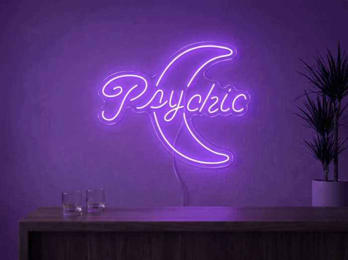 Neonskylt «Psychic» i lila LED-neon, monterad på vägg