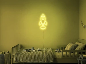 Neonskylt «Raket» i gul LED-neon, monterad på vägg
