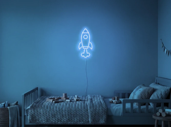 Neonskylt «Raket» i isblå LED-neon, monterad på vägg