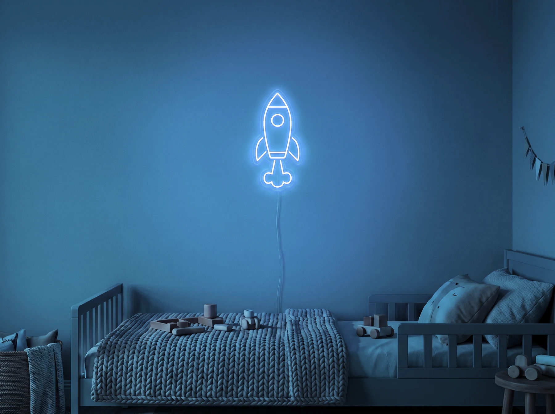 Neonskylt «Raket» i isblå LED-neon, monterad på vägg