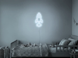 Neonskylt «Raket» i iskall vit LED-neon, monterad på vägg