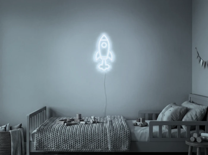 Neonskylt «Raket» i iskall vit LED-neon, monterad på vägg