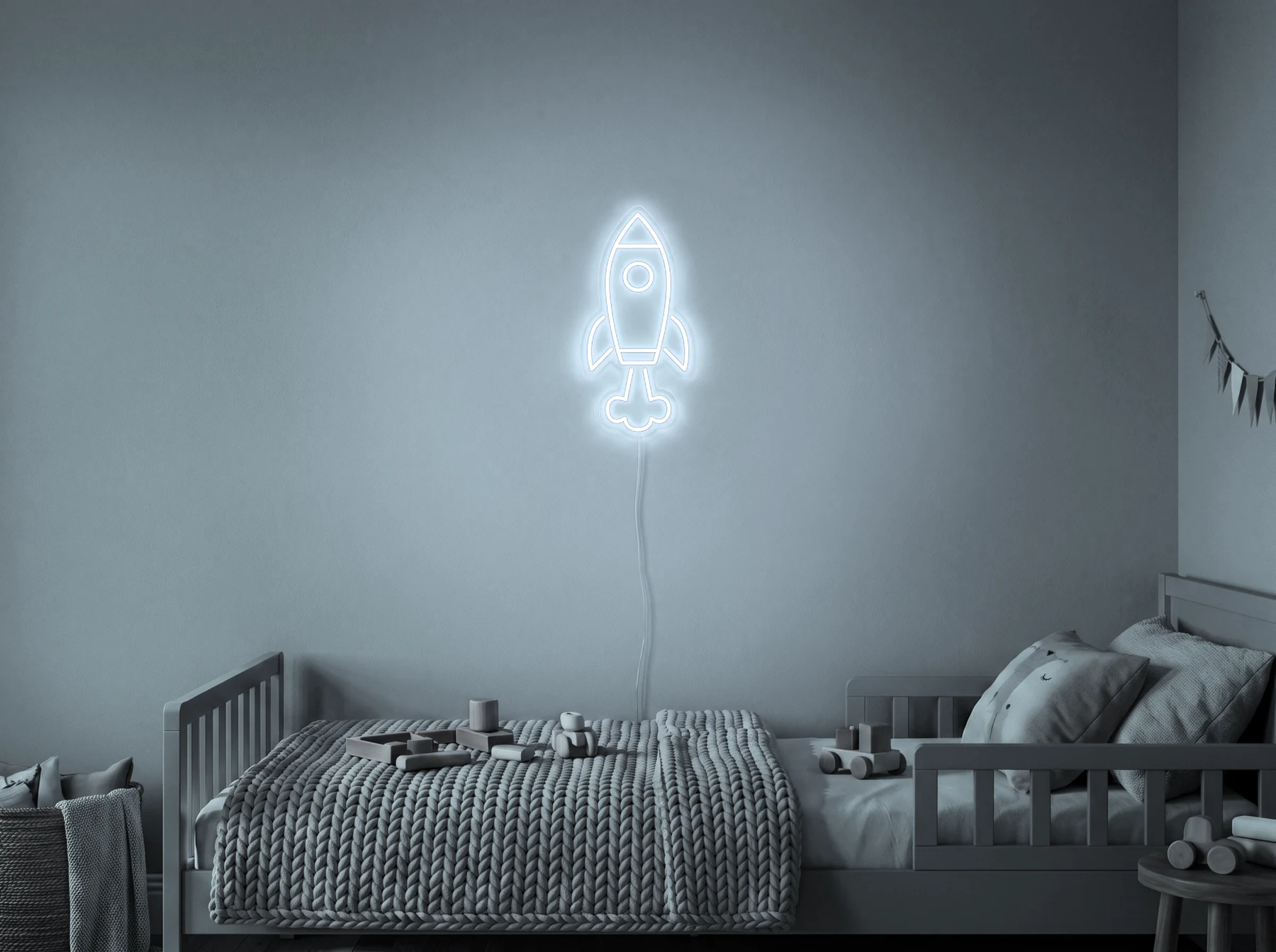 Neonskylt «Raket» i iskall vit LED-neon, monterad på vägg