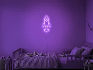 Neonskylt «Raket» i lila LED-neon, monterad på vägg