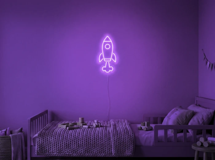 Neonskylt «Raket» i lila LED-neon, monterad på vägg