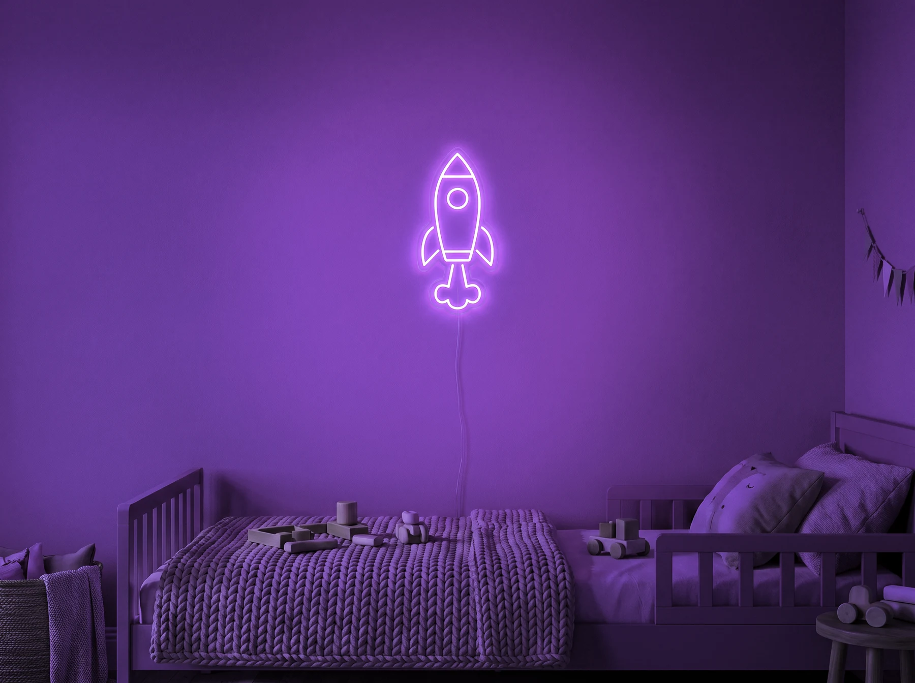 Neonskylt «Raket» i lila LED-neon, monterad på vägg