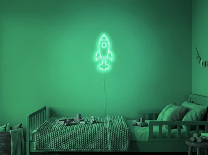 Neonskylt «Raket» i mintgrön LED-neon, monterad på vägg