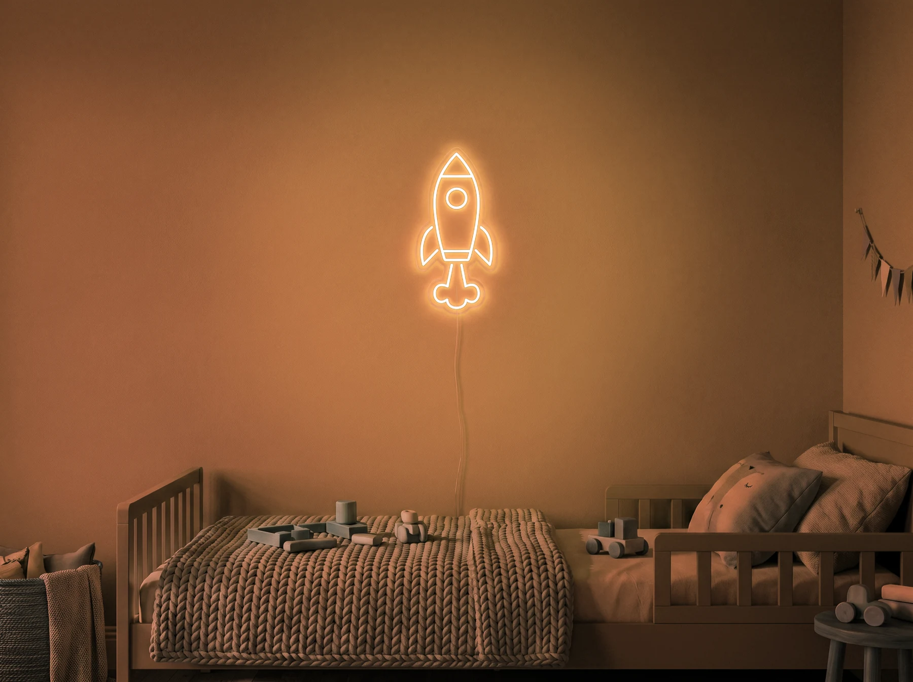 Neonskylt «Raket» i orange LED-neon, monterad på vägg
