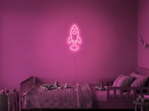 Neonskylt «Raket» i rosa LED-neon, monterad på vägg