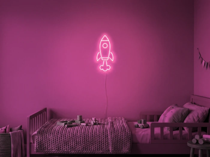 Neonskylt «Raket» i rosa LED-neon, monterad på vägg