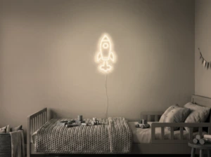 Neonskylt «Raket» i varmvit LED-neon, monterad på vägg