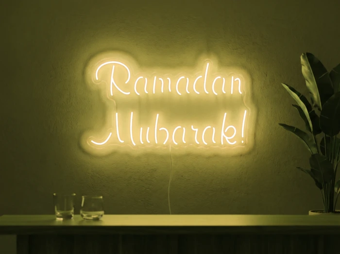 Neonskylt «Ramadan Mubarak» i gul LED-neon, monterad på vägg