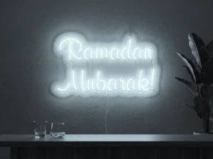 Neonskylt «Ramadan Mubarak» i iskall vit LED-neon, monterad på vägg