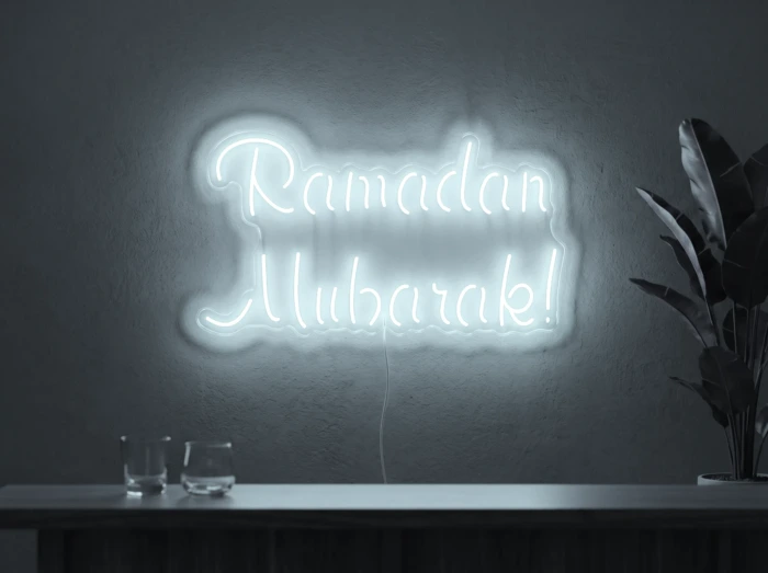 Neonskylt «Ramadan Mubarak» i iskall vit LED-neon, monterad på vägg