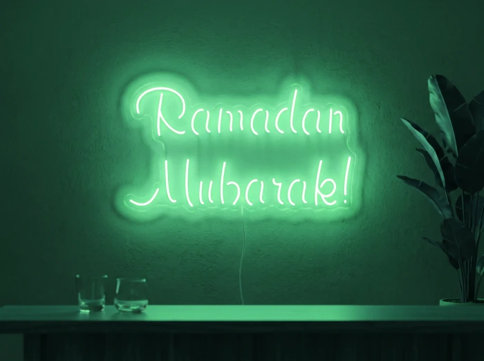 Neonskylt «Ramadan Mubarak» i mintgrön LED-neon, monterad på vägg