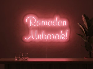 Neonskylt «Ramadan Mubarak» i röd LED-neon, monterad på vägg