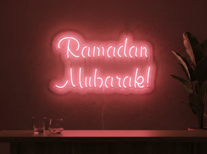 Neonskylt «Ramadan Mubarak» i röd LED-neon, monterad på vägg