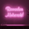 Neonskylt «Ramadan Mubarak» i rosa LED-neon, monterad på vägg
