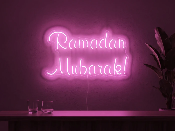 Neonskylt «Ramadan Mubarak» i rosa LED-neon, monterad på vägg