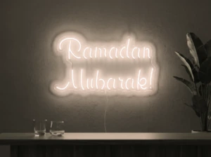 Neonskylt «Ramadan Mubarak» i varmvit LED-neon, monterad på vägg