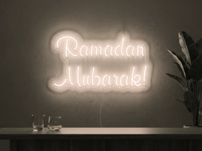 Neonskylt «Ramadan Mubarak» i varmvit LED-neon, monterad på vägg