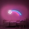 Neonskylt «Regnbåge med stjärna» i rosa LED-neon, monterad på vägg