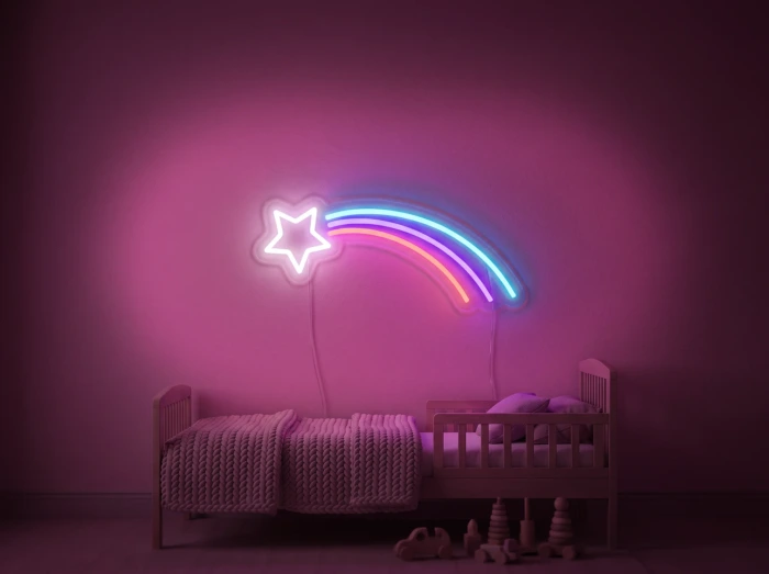 Neonskylt «Regnbåge med stjärna» i rosa LED-neon, monterad på vägg