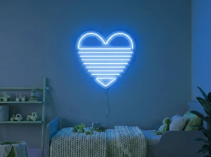 Neonskylt «Regnbågshjärta» i isblå LED-neon, monterad på vägg