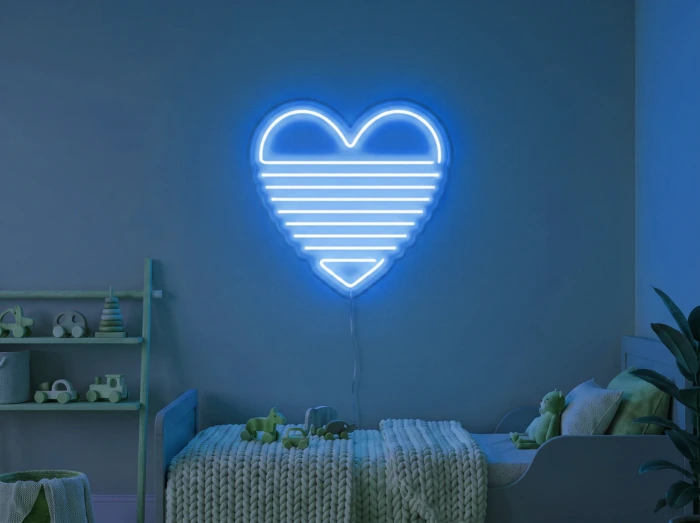 Neonskylt «Regnbågshjärta» i isblå LED-neon, monterad på vägg