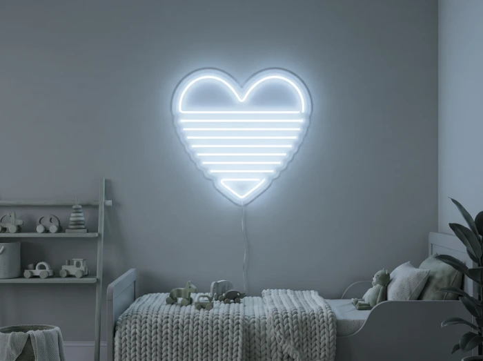 Neonskylt «Regnbågshjärta» i iskall vit LED-neon, monterad på vägg