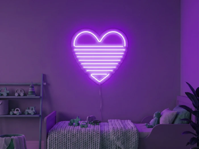 Neonskylt «Regnbågshjärta» i lila LED-neon, monterad på vägg