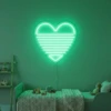 Neonskylt «Regnbågshjärta» i mintgrön LED-neon, monterad på vägg