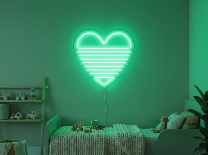 Neonskylt «Regnbågshjärta» i mintgrön LED-neon, monterad på vägg