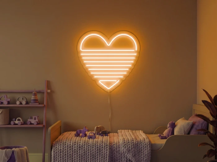 Neonskylt «Regnbågshjärta» i orange LED-neon, monterad på vägg