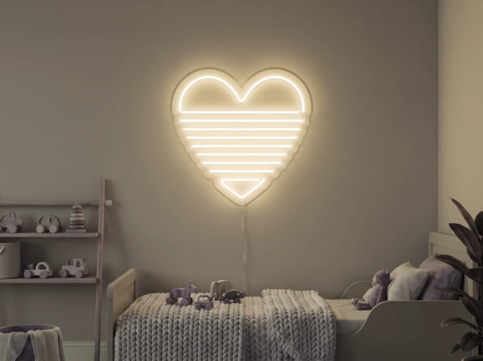 Neonskylt «Regnbågshjärta» i varmvit LED-neon, monterad på vägg