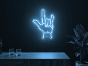 Neonskylt «Rock-hand» i isblå LED-neon, monterad på vägg