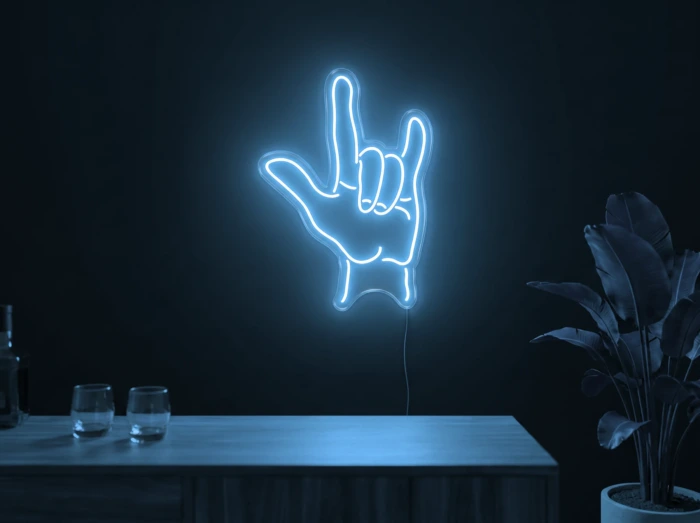 Neonskylt «Rock-hand» i isblå LED-neon, monterad på vägg