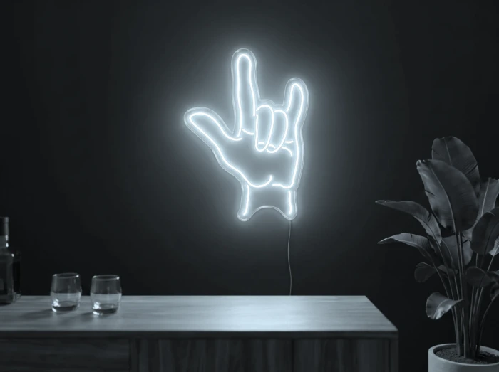 Neonskylt «Rock-hand» i iskall vit LED-neon, monterad på vägg