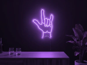 Neonskylt «Rock-hand» i lila LED-neon, monterad på vägg