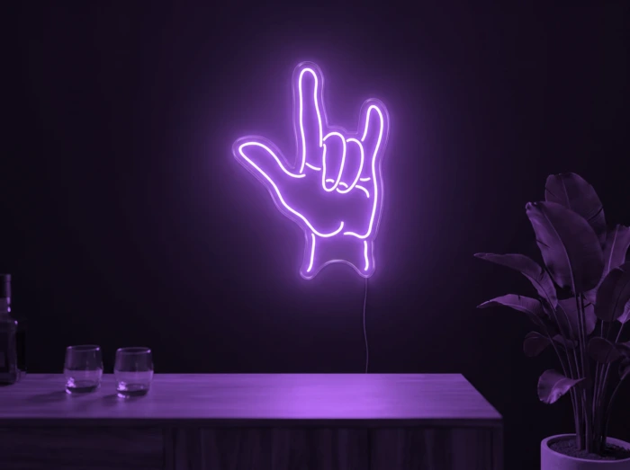 Neonskylt «Rock-hand» i lila LED-neon, monterad på vägg