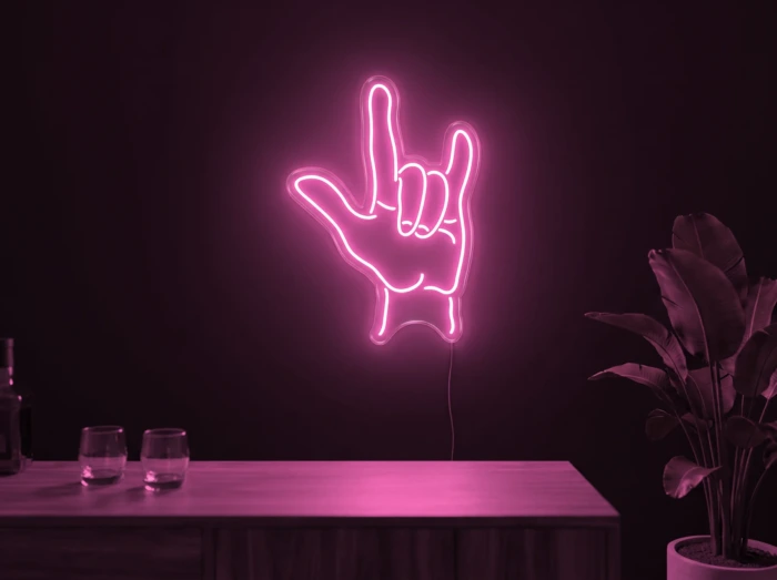 Neonskylt «Rock-hand» i rosa LED-neon, monterad på vägg