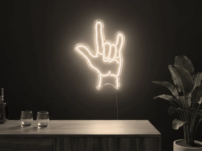 Neonskylt «Rock-hand» i varmvit LED-neon, monterad på vägg