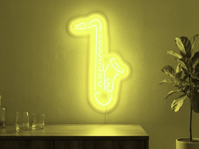 Neonskylt «Saxofon» i gul LED-neon, monterad på vägg
